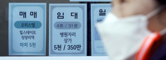 부동산 앞에 오피스텔 임대 관련 문의가 붙어 있다. [김호영 기자]