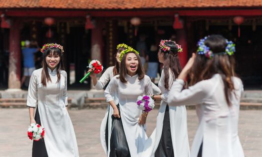 베트남 전통의상인 아오자이를 입고 대학 졸업식을 하는 학생들. <게티이미지뱅크>