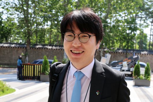 (서울=뉴스1) 황기선 기자 = 하정우 대통령실 AI미래기획수석이 23일 오전 서울 종로구 정부서울청사 창성동 별관에서 국정기획위원회 특강을 위해 발걸음을 옮기고 있다. 2025.6.23/뉴스1