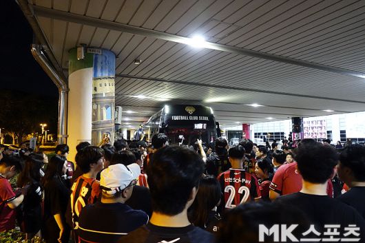경기 후 서울 선수단 버스를 막고 있는 팬들. 사진=이근승 기자