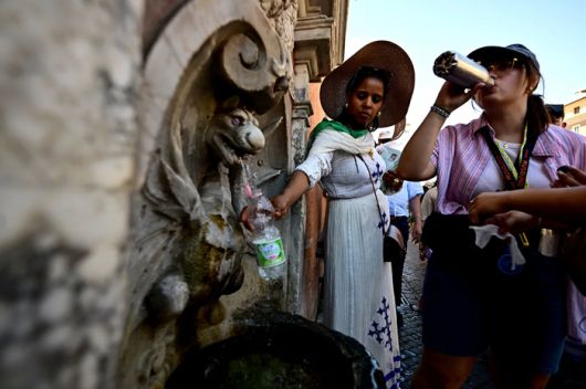 로마 바티칸 인근에서 사람들은 분수대에서 물병을 채우고 있다. [사진 = AFP]