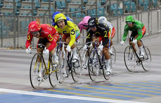 특선급 결승전에서 타종이 울리자 3번 류재열, 5번 임채빈, 2번 정종진 순으로 결승선을 향해 전력 질주하고 있다. 사진=서울올림픽기념국민체육진흥공단 경륜경정총괄본부