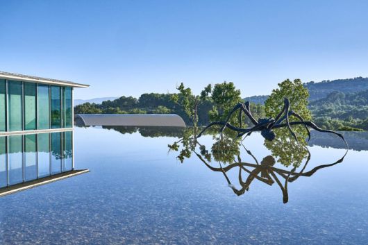 샤토 라 코스트의 입구에 세워진 안도 타다오의 아트센터와 루이스 부르주아의 ‘웅크린 거미’ [Château La Coste]