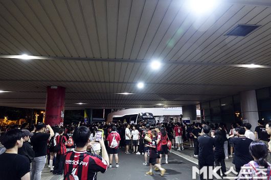 경기 후 서울 선수단 버스를 막고 있는 팬들. 사진=이근승 기자