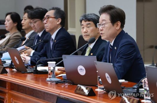 이재명 대통령이 1일 서울 용산 대통령실 청사에서 국무회의를 주재하고 있다. 연합뉴스