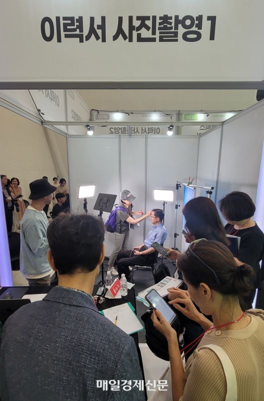 1일 서울 중구 동대문디자인플라자에서 열린 ‘서울시 중장년 일자리 박람회’에 많은 구직자들이 몰렸다. <최재원 기자>