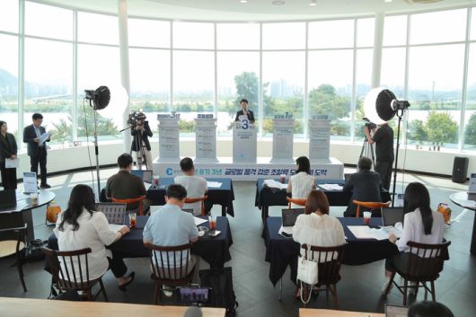 육동한 춘천시장은 1일 서면 토이로봇관 갤러리툰에서 민선8기 출범 3주년 기념 기자회견을 열고 그간의 시정 성과와 앞으로의 운영방향을 발표했다. [춘천시]