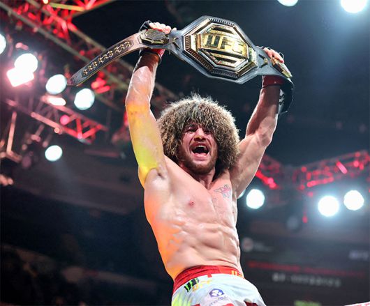 제11대 UFC 밴텀급 챔피언 메라브 드발리슈빌리가 2025년 6월 미국 뉴저지주 뉴워크의 프루덴셜 센터에서 타이틀 2차 방어 성공을 기뻐하고 있다. 사진=Imagn Images=연합뉴스 제공