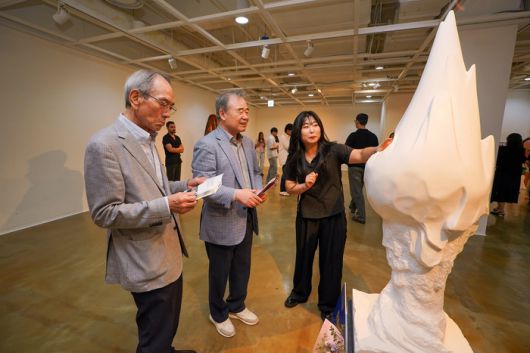 세계청소년문화재단의 설립자이자 이사장을 맡고있는 강영중 대교그룹 명예회장(왼쪽에서 두번째)이 ‘2024 대교국제조형심포지엄’ 작품 전시회 문체부장관상 수상자(대상)에게 작품 설명을 듣고 있다.  <세계청소년문화재단>