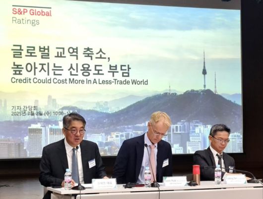 S&P가 2일 오전 서울 명동 은행회관에서 ‘글로벌 교역 축소, 높아지는 신용도 부담’을 주제로 한 기자 간담회를 열고 있다. [연합뉴스]