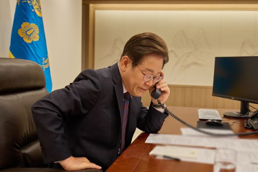 이재명 대통령이 지난 달 10일 서울 용산 대통령실에서 시진핑 중국 국가주석과 전화 통화를 하고 있다. [사진 = 대통령실 제공]