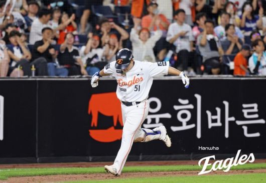 문현빈이 1일 대전 NC전에서 홈런을 친 뒤 기뻐하고 있다. 사진=한화 제공