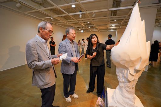 세계청소년문화재단의 설립자 강영중 대교그룹 명예회장(왼쪽 둘째)이 '대교국제조형심포지엄' 대상 수상자인 김재연 작가(맨 오른쪽)에게 작품 설명을 듣고 있다.  세계청소년문화재단