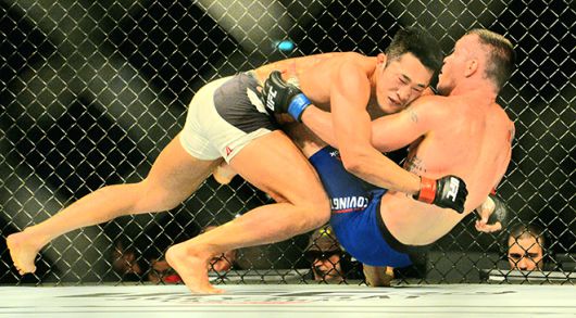 웰터급 6위 출신 김동현이 2017년 6월 싱가포르체육관 UFC 파이트 나이트 111에서 훗날 잠정 챔피언이 되는 콜비 코빙턴을 넘어뜨리고 있다. 사진=AFP=연합뉴스 제공
