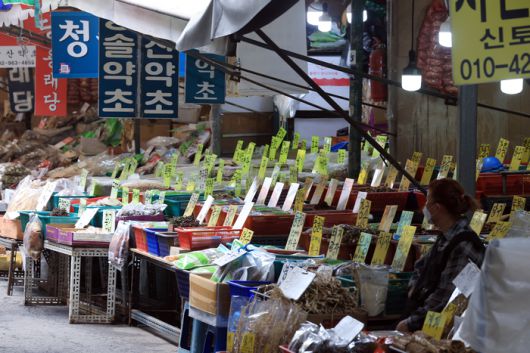 ‘소상공인 보호 및 지원에 관한 법률 시행령’ 개정안이 국무회의에서 의결된 1일 서울 동대문구 고산자로 경동시장에서 상인들이 손님을 기다리고 있다.  2025.7.1 [사진 = 뉴스1]