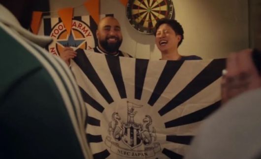 뉴캐슬은 서드 유니폼 공개 영상에서 ‘욱일기’와 유사한 모양의 깃발을 흔드는 팬의 모습이 담겨 논란을 일으켰다. 사진=뉴캐슬 유나이티드 SNS