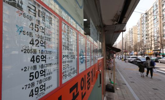 서울 강남구 한 부동산 외벽에 붙은 매물판에 아파트 매매 호가가 붙어 있다. [한주형 기자]