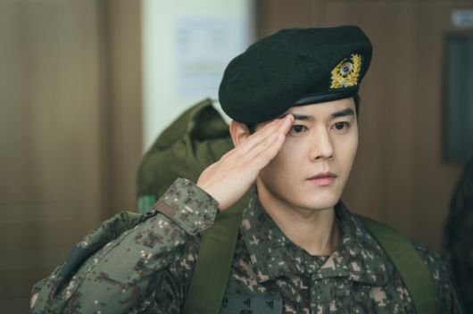 지난 4월 7일 방영을 시작한 지니 TV 오리지널 시리즈 ‘신병 3’에서 신병 전세계(김동준 분)가 경례하고 있다. 지니 TV의 셋톱박스에 전세계가 등장하는 장면만 보여 달라고 명령하면 인공지능(AI)이 요청을 수행한다. [사진 = KT스튜디오지니]