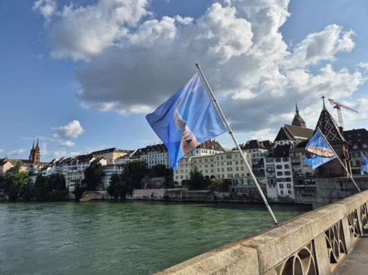 강물이 깨끗해 보이긴 했지만, 수영을 하는 아저씨들이 보여서 충격을 받았다. 다리에는 피오나 배너(Fiona Banner)의 가 걸려있다. ⓒ김슬기