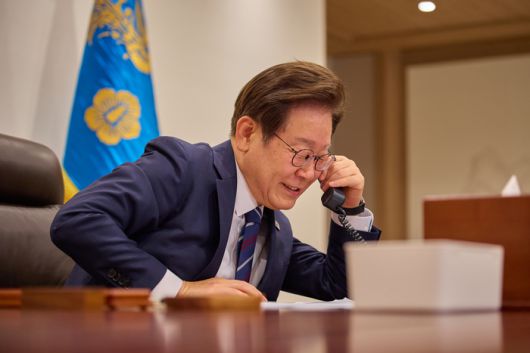 이재명 대통령이 1일 서울 용산 대통령실 청사 집무실에서 크리스토퍼 럭슨 뉴질랜드 총리와 전화 통화를 하고 있다. [사진 출처 = 대통령실 제공]