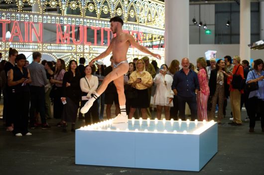 큰 화제가 된 펠릭스 곤잘레스 포에스터의 퍼포먼스. ©Art Basel