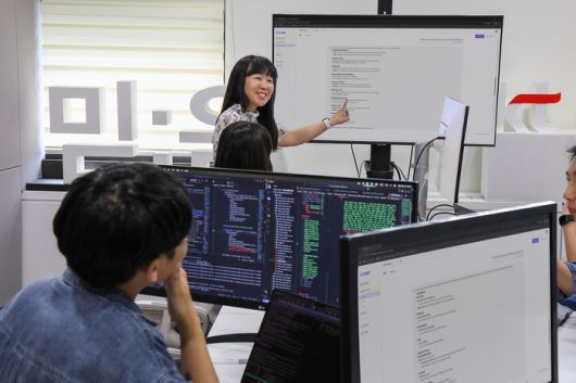 연구원들이 3일 서울 서초구 KT 우면연구센터에서 KT가 자체 개발한 인공지능(AI) 모델 ‘믿음 2.0’을 테스트하고 있다. [사진 = KT]