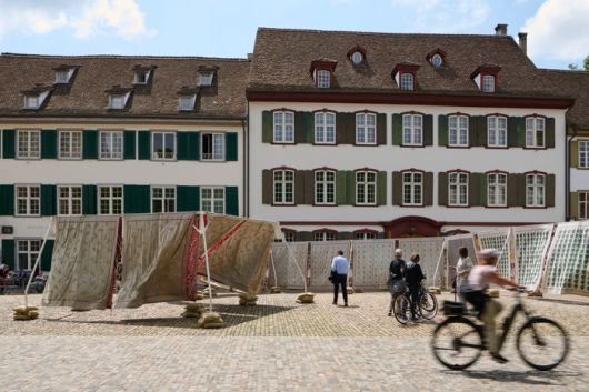 파르쿠르 전시에서 선보인 하이로조익/데자이어스의 직물 설치 작품. ©김슬기