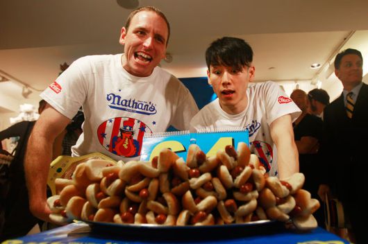 핫도그 먹기 대회 전설적인 라이벌 조이 체스트넛(왼쪽)과 타케루 고바야시. 사진 출처=게티이미지