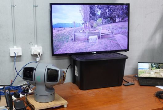 인디시움 다이나믹스의 산불 감시 카메라와 현장 화면. 카메라 한 쪽엔 일반 렌즈, 다른 쪽엔 적외선 렌즈를 장착하고 있다.