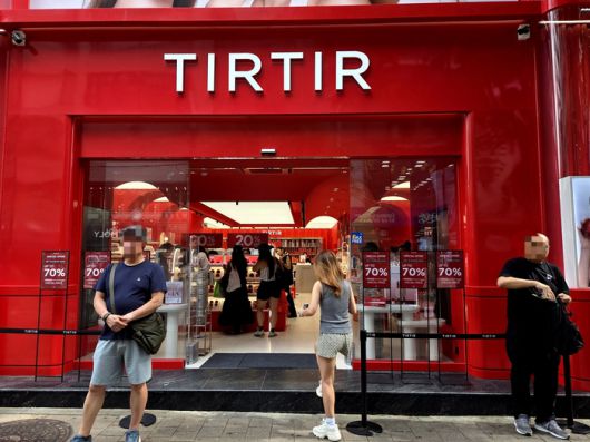 지난 1일 서울 명동 거리에 위치한 티르티르 명동 플래그십 스토어 앞. 내국인보다는 외국인 관광객들이 훨씬 많았다. [김혜진 기자]