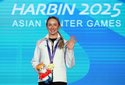 지난 2월에 열린 하얼빈 동계아시안게임 바이애슬론 여자 7.5km 스프린트 경기 시상식에서 환하게 웃는 예카테리나 압바꾸모바. 로이터연합뉴스