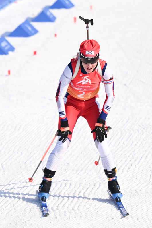 지난 2월에 열린 하얼빈 동계아시안게임 바이애슬론 여자 7.5km 스프린트 경기에서 결승선을 통과한 뒤 숨을 몰아쉬는 예카테리나 압바꾸모바. 신화연합뉴스
