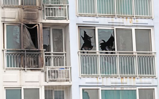 (부산=뉴스1) 윤일지 기자 = 3일 어린이 2명이 숨진 부산 기장군 한 아파트 화재 현장에서 소방당국과 경찰 등 관계 기관이 합동감식을 벌이고 있다. 2025.7.3 [뉴스1]