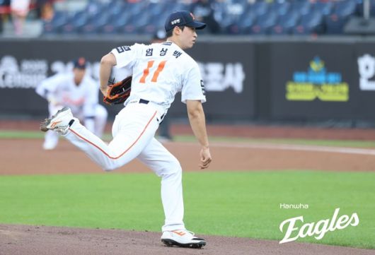 지난해 11월 한화와 FA 계약을 체결한 엄상백. 사진=한화 제공