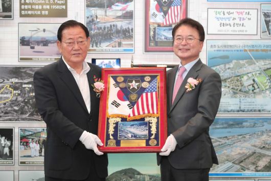 류종수 전 춘천시장(사진 왼쪽)이 지난 2005년 캠프페이지 반환 당시 미군 측으로부터 받은 감사패를 춘천시에 기증했다