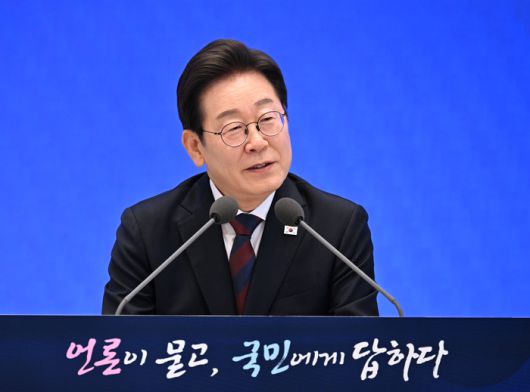 이재명 대통령이 지난 3일 서울 종로구 청와대 영빈관에서 열린 취임 첫 공식 기자회견 ‘대통령의 30일, 언론이 묻고 국민에게 답하다’에 참석해 발언하고 있다. [김호영 기자]