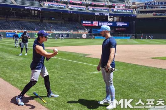 김하성이 훈련을 앞두고 팀 동료 브랜든 라우와 이야기를 나누고 있다. 사진(美 미니애폴리스)= 김재호 특파원