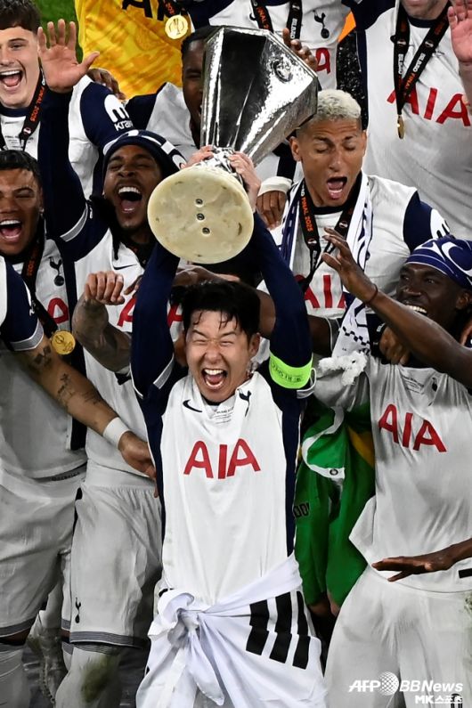 토트넘은 손흥민에게 재계약을 제시하지 않는다. 그러다 보니 손흥민을 향한 이적설이 끊이질 않는 것이다. 특히나 토트넘은 2024-25시즌을 마치고 엔제 포스테코글루 감독을 경질했다. UEL에서 우승컵을 들어 올렸지만, 잉글랜드 프리미어리그(EPL) 출범 후 최악의 성적(17위)을 기록한 게 원인이었다. 토트넘은 브렌트퍼드를 이끌었던 토마스 프랭크 감독에게 지휘봉을 맡겼다. 손흥민은 프랭크 신임 감독과의 면담 후 거취를 결정할 것으로 알려져 있다. 사진=AFPBBNews=News1