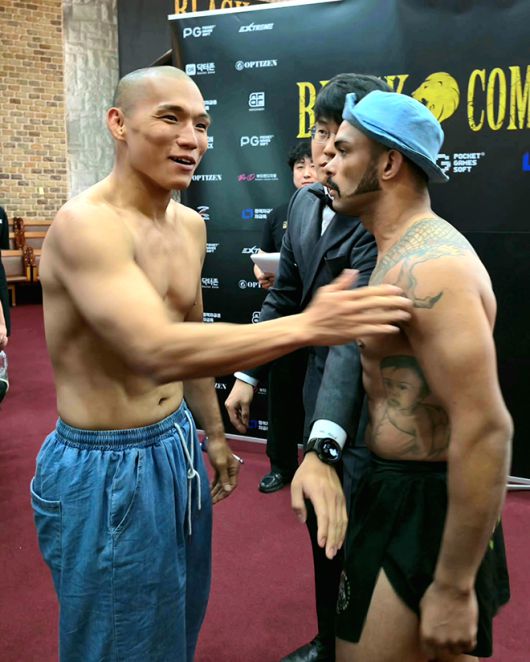 ‘캡틴 코리아’ 정한국이 2025년 7월 경기도 오산시 블랙컴뱃 챔피언스리그 시즌2 13주차 계약 체중 72㎏ 5분×3라운드 메인이벤트 계체 통과 후 ‘머큐리’ 플라비우 산투스가 걸어오는 신경전을 피하고 있다. 사진=이데아 파라곤