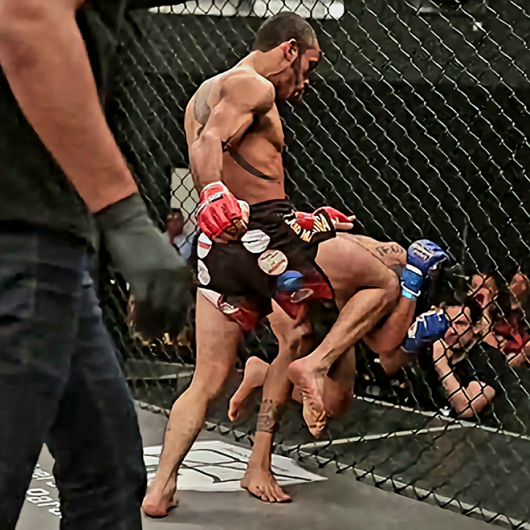 ‘머큐리’ 플라비우 산투스가 2018년 7월 브라질 파라나주 콜롬부 플라이급 경기 시작 44초 만에 훗날 미국 LFA 1승 1패를 기록하는 웰링턴 모랑을 무릎 및 주먹으로 TKO 시키고 있다. 사진=Katana Fight