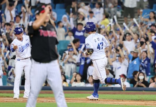 5일 대구 LG전에서 홈런을 친 강민호가 베이스를 돌고 있다. 사진=삼성 제공
