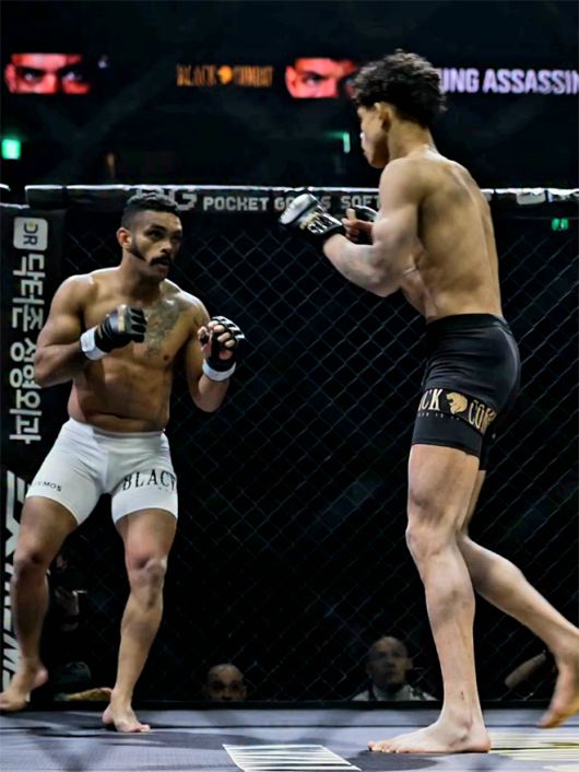 ‘머큐리’ 플라비우 산투스가 2025년 5월 인천광역시 영종국제도시 인스파이어 아레나 블랙컴뱃 14에서 ‘영어쌔신’ 니콜라스 산투스를 상대하고 있다. 사진=이데아 파라곤