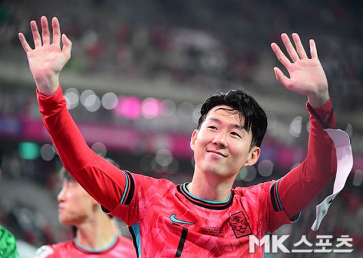 손흥민이 A매치 통산 134번 째 경기를 소화했다. 손흥민은 한국 축구 대표팀의 월드컵 본선 진출과 소속팀 토트넘의 유럽축구연맹(UEFA) 유로파리그(UEL) 우승을 이끌었다. 손흥민은 6월 10일 서울월드컵경기장에서 열린 쿠웨이트와의 2026 북중미 월드컵 3차 예선 10차전 후 “마지막까지 행복한 축구 인생이 될 수 있게 많은 응원을 부탁드린다”고 말했다. 사진=김영구 기자