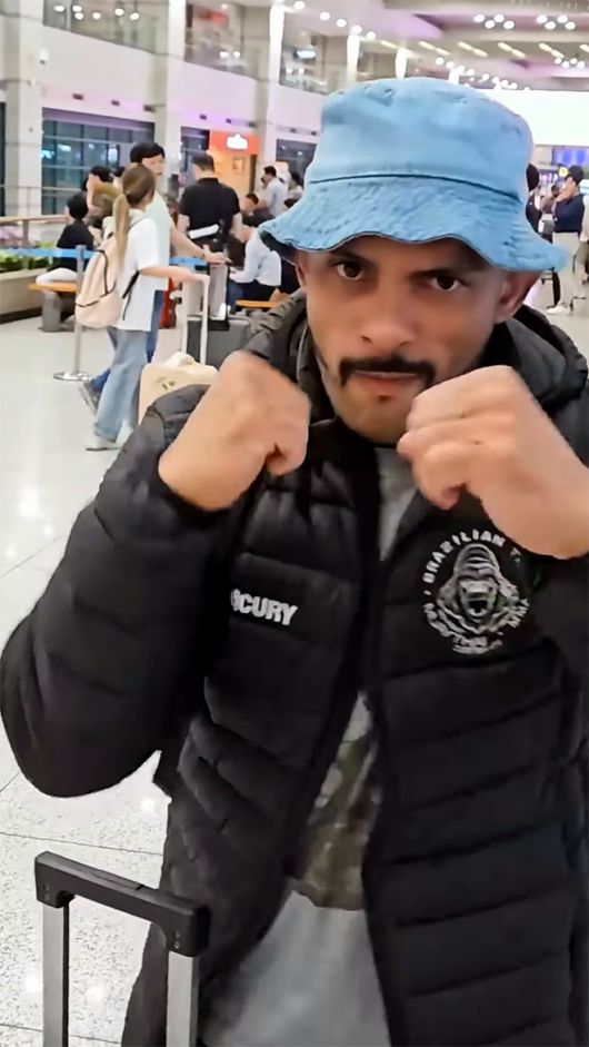 ‘머큐리’ 플라비우 산투스가 2025년 5월 경기도 오산시 블랙컴뱃 챔피언스리그 시즌2 13주차 메인이벤트를 위해 인천국제공항으로 입국하여 촬영에 응하고 있다. 플라비우 산투스는 카자흐스탄 Naiza FC 플라이급 타이틀 도전자 출신이다. 사진=이데아 파라곤