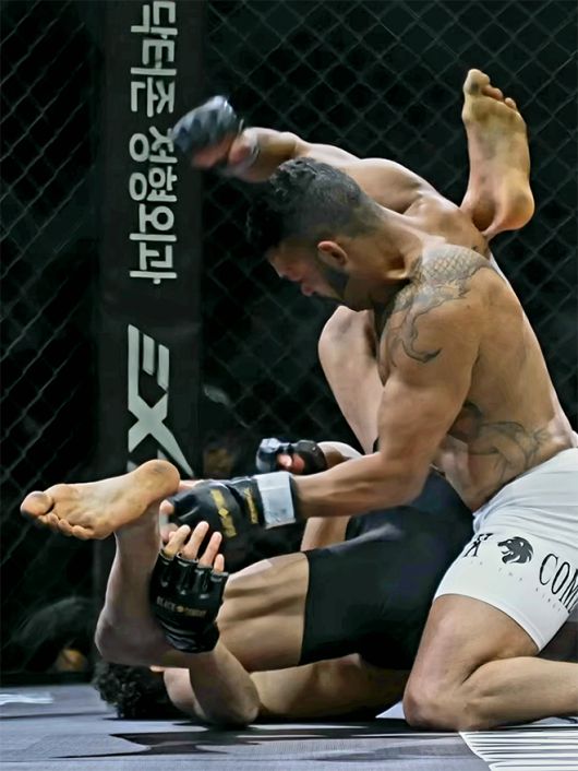 ‘머큐리’ 플라비우 산투스가 2025년 5월 인천광역시 영종국제도시 인스파이어 아레나 블랙컴뱃 14에서 ‘영어쌔신’ 니콜라스 산투스를 그라운드 앤드 파운드로 때리고 있다. 사진=이데아 파라곤