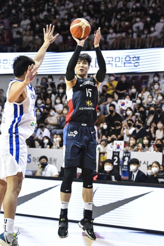 현재 대한민국은 김종규와 하윤기가 재활 중이다. 김종규는 일본, 카타르와의 평가전을 제대로 소화할 수 있을지 알 수 없다. 선수의 출전 의지는 강하지만 코칭스태프는 부상에 대해 우려하고 있다. 하윤기는 부상이 아닌 근력 회복에 집중하고 있다. 사진=대한민국농구협회 제공