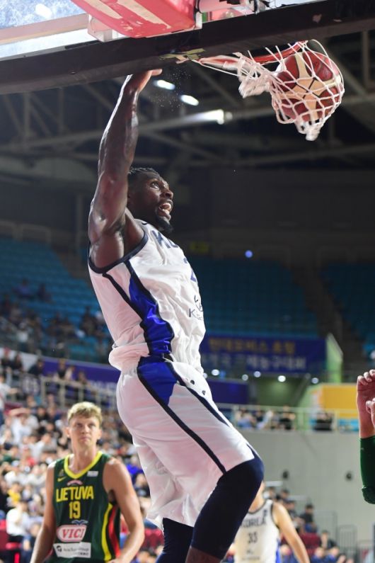 그동안 이런 문제가 있었을 때 최소화할 수 있었던 건 라건아가 ‘건강히’ 잘 뛰어줬기 때문이었다. 실제로 라건아가 귀화한 2018년부터 2024년까지 대한민국 빅맨진은 제대로 건강해 본 적이 없다. 오랜 시간 대한민국의 골밑 에이스였던 오세근은 부상이 많았고 이종현도 건강하지 못했다. 김종규의 건재함, 이승현, 하윤기의 등장은 반가웠으나 결국 라건아가 중심을 잡고 있었기에 골밑이 흔들린 적은 없었다. 사진=대한민국농구협회 제공