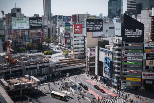 일본 시부야 거리 대형 건물에 걸린 마똉킴 광고