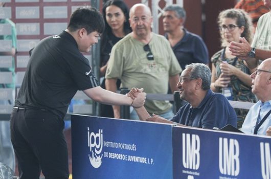 우승을 확정한 조명우가 세계캐롬연맹(UMB) 파룩 바르키 회장과 악수하고있다. (사진=SOOP)