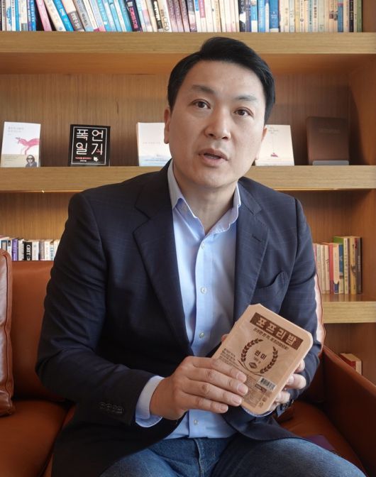 김회수 포프리 대표가 블렌딩쌀로 만든 즉석밥에 대해 설명하고 있다.